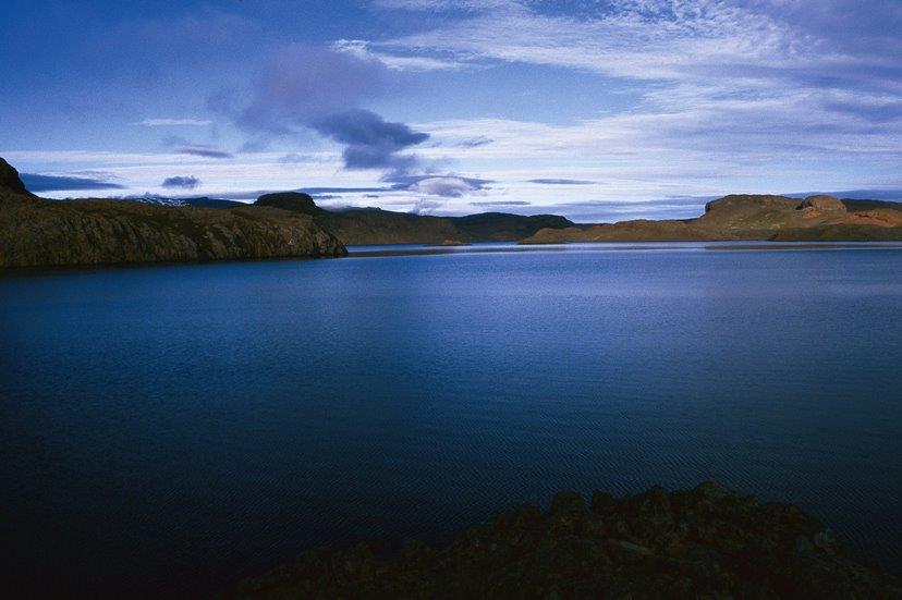 Gauss Yarımadası'nda Korrigan Gölü. Kerguelen Adaları