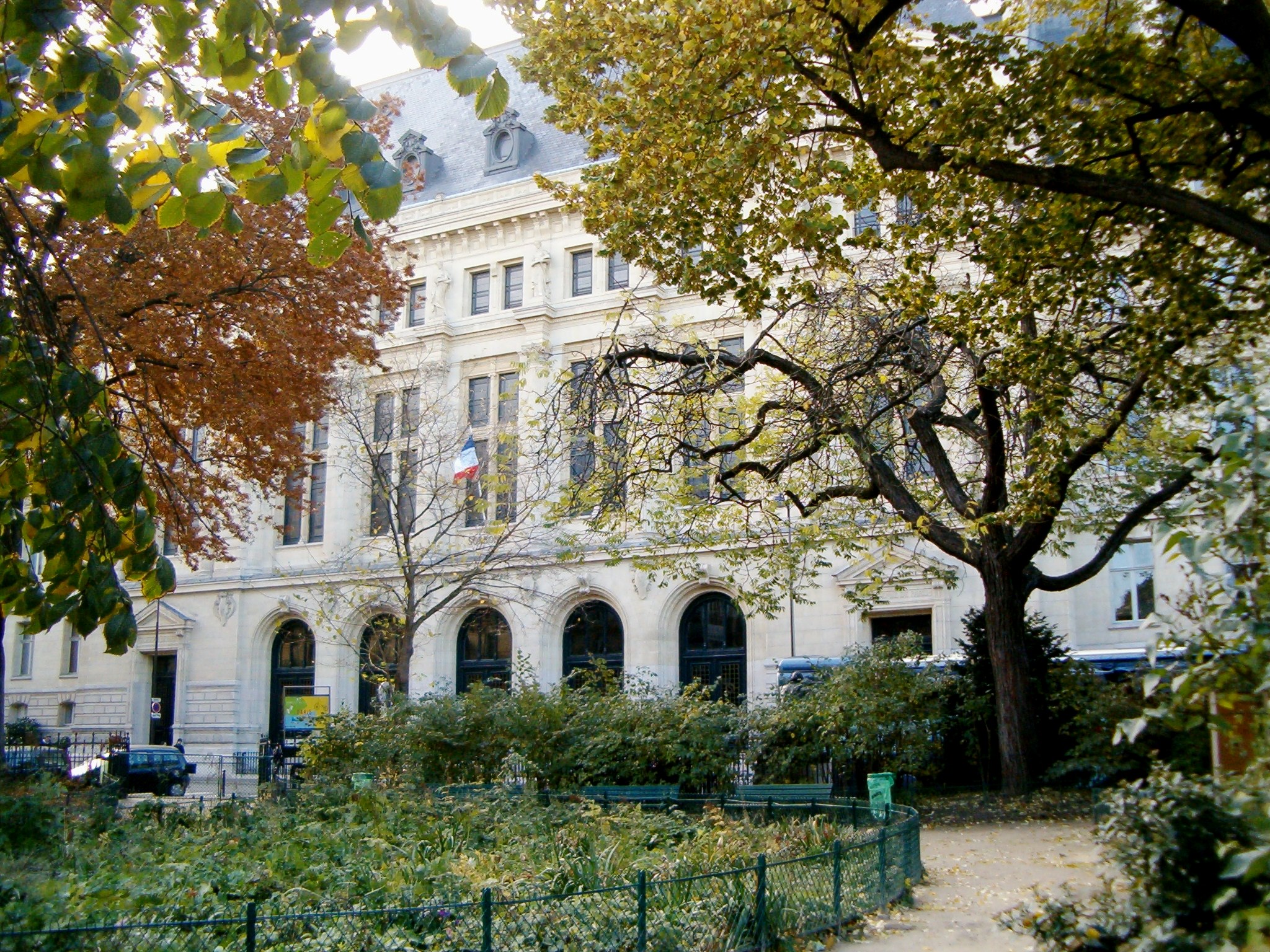 Paul Painlevé parkından Sorbonne'un kuzey cephesi